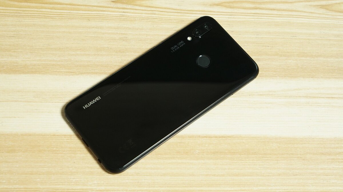 Корпус устройства состоит из двух стеклянных панелей и алюминиевого шасси. Он имеет чистый дизайн, без линий под антенны и тому подобных элементов, портящих эстетичность устройства. По дизайну P20 Lite выделяется среди полчища металлических смартфонов среднего класса, но за красоту приходится платить – стеклянные поверхности это настоящий магнит для отпечатков пальцев, к тому же они достаточно быстро царапаются. Меньше всего следы от рук видны на устройствах в синем и розовом цвете.