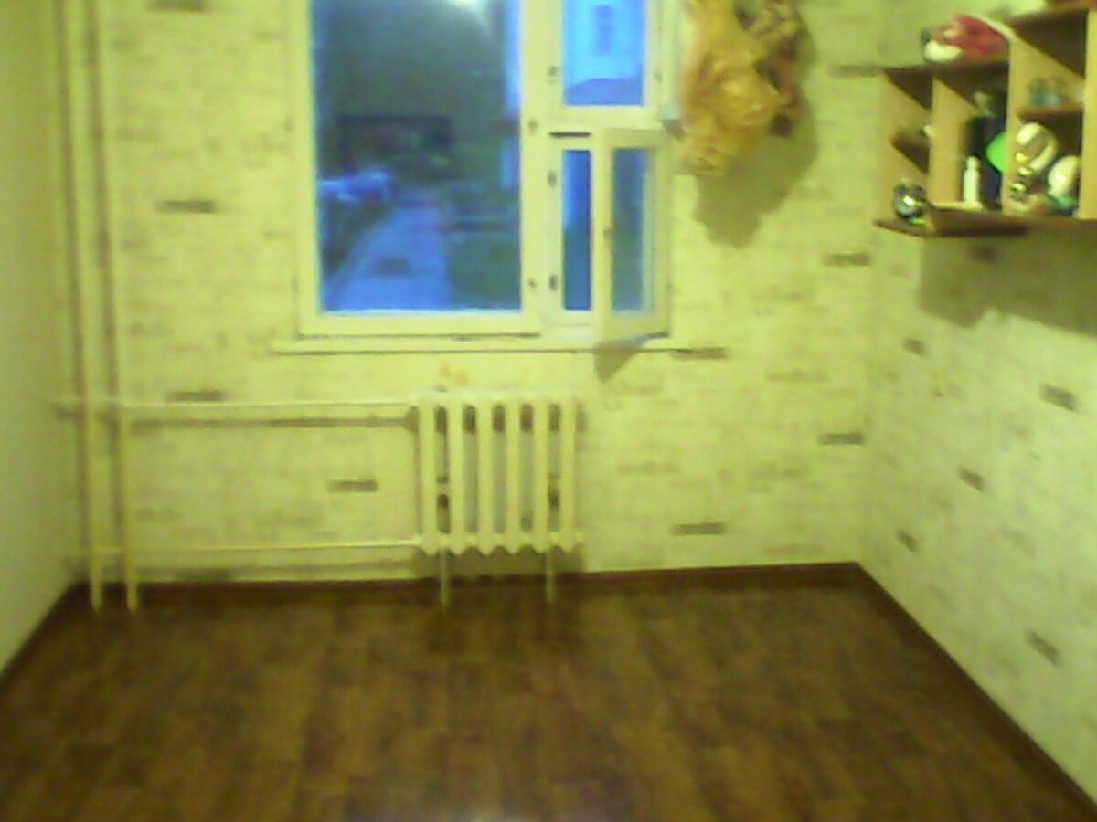 Скромненько, конечно, но намного лучше, чем со старым, потертым полом. 