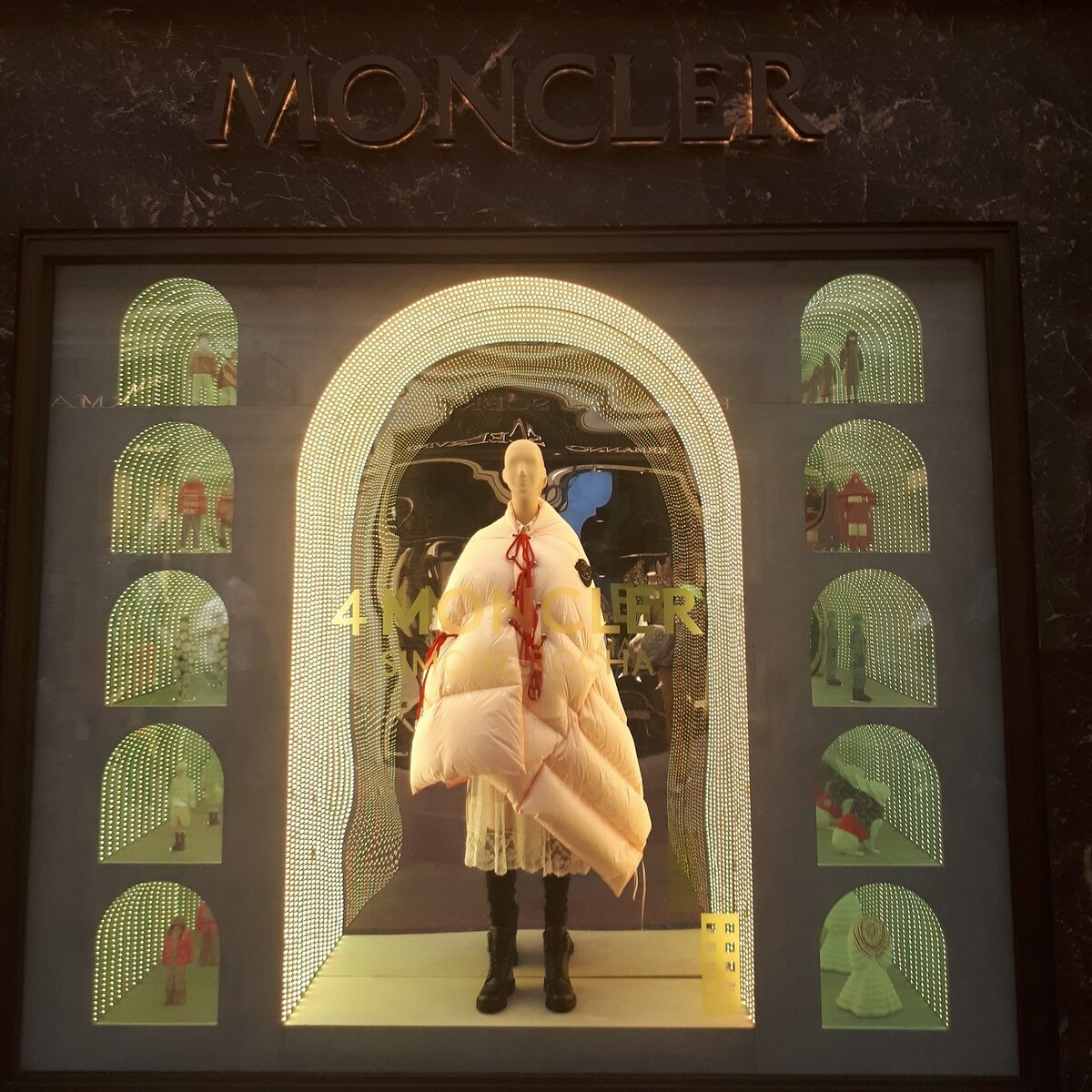 Бутик пуховиков «Moncler» в Гуме