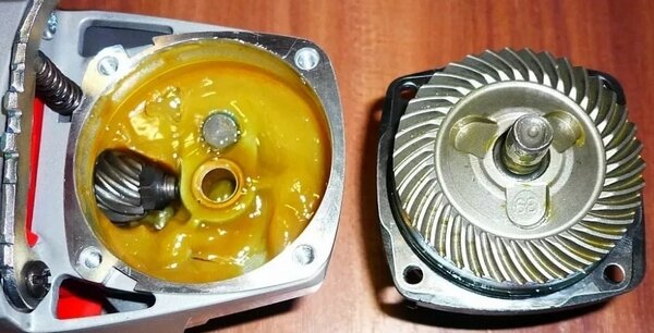 Слева видна ведущая шестерня, справа - редуктор