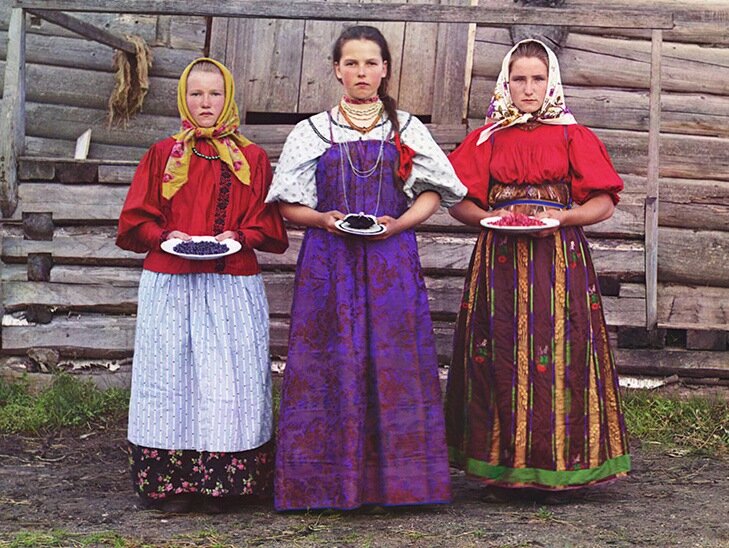 Крестьянские девушки Вологодской губернии демонстрируют национальные цвета. Фото С. М. Прокудина-Горского
