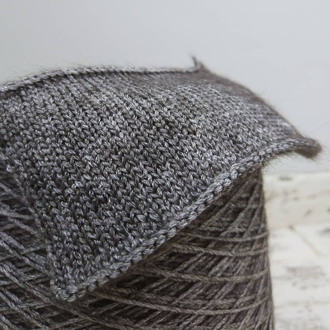 Слегка серебристая пряжа с очаровательным пушком из кид-мохера