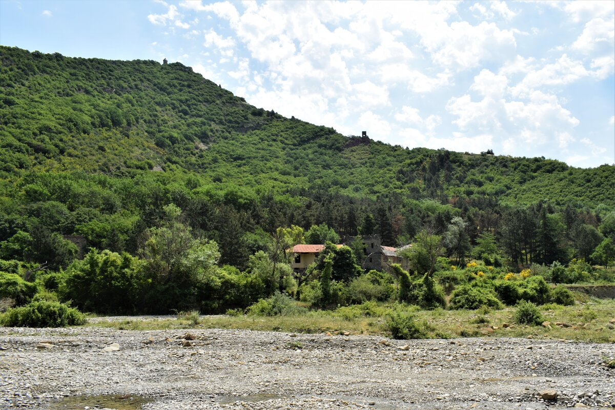 Заброшенный полуразрушенный дом в красивом месте на берегу реки