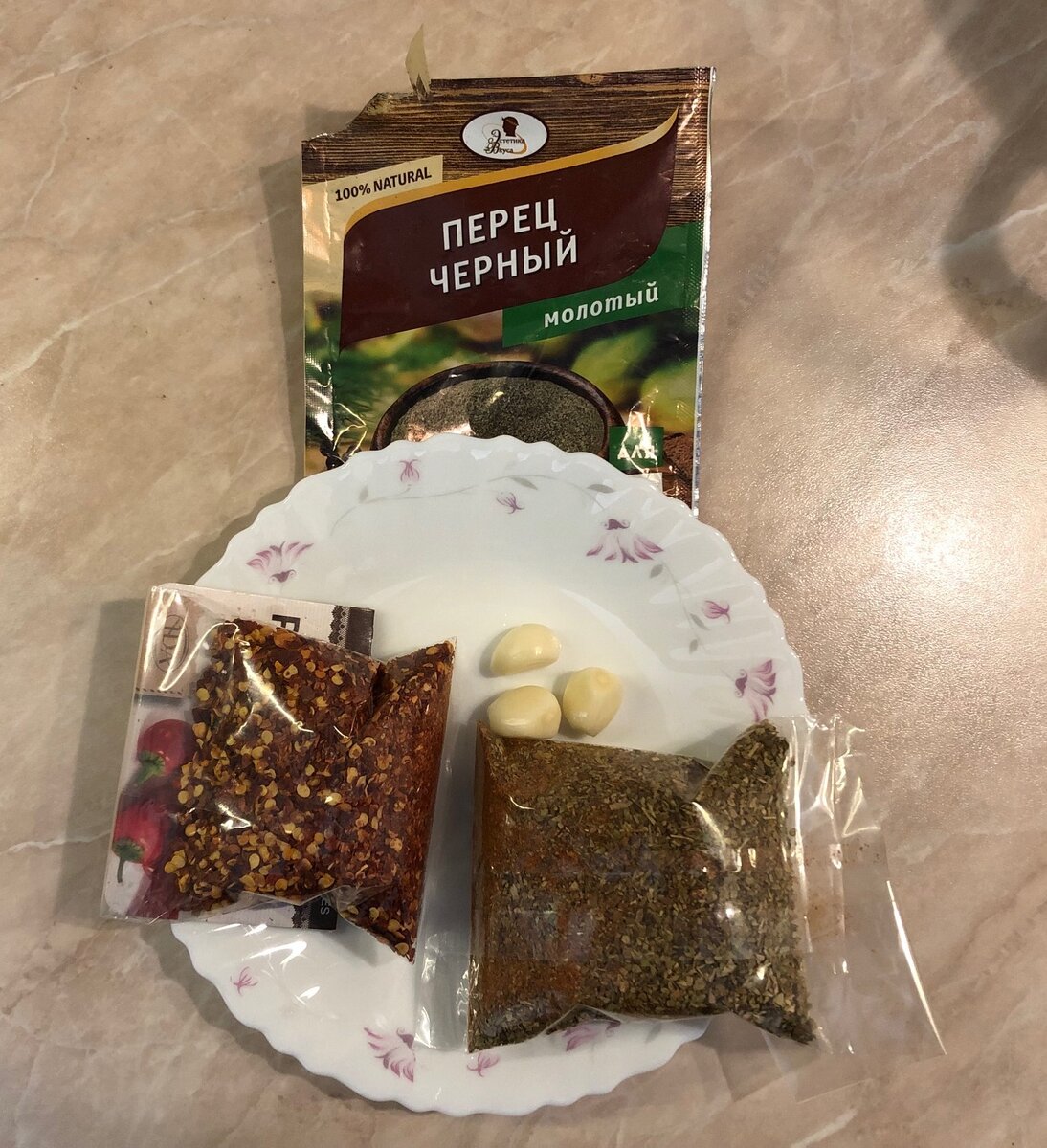 Чистим 3 зубчика чеснока и достаем все приправы. Из приправы лучше заранее сделать смесь. В крайнем случае можно купить уже готовую, но я их не люблю. Как правило они содержат различные усилители вкуса.