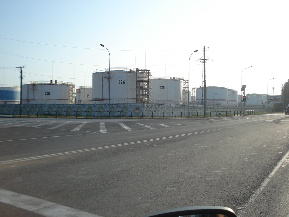 Нефтеналивной терминал на въезде в Феодосию