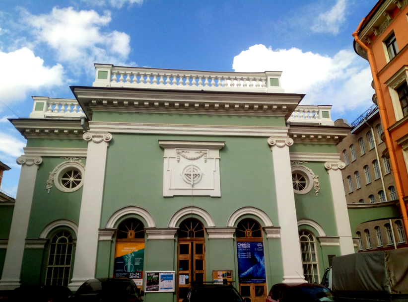 Главный вход в Аненнкирхе с Кирочной улицы