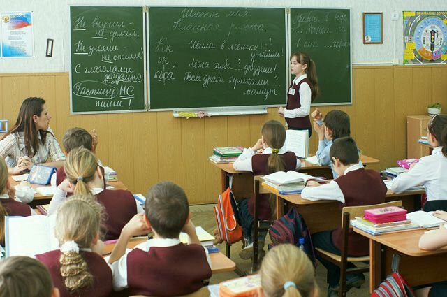 В школе решили собрать деньги на новые парты.