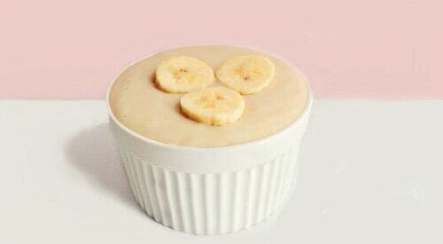 1. Творожно-банановый пудинг. Вам понадобятся: нежирный творог (100-150 грамм), овсяные хлопья (2-3 ст. ложки), один небольшой банан,  яйцо, изюм (25-30 грамм), сок лимона (по вкусу). Приготовление: при  помощи блендера измельчаем овсяные хлопья. Затем нарезаем банан,  смешиваем его с творогом, овсянкой, изюмом (распаренным) и яичным  желтком. Отдельно хорошенечко взбиваем яичный белок, добавляем немножко  лимонного сока и соединяем с творожной массой. Полученную смесь  выкладываем в подходящую для микроволновки посуду. Готовим десерт около  3-5 минут. Совет: в готовый пудинг можно добавить немножко меда.