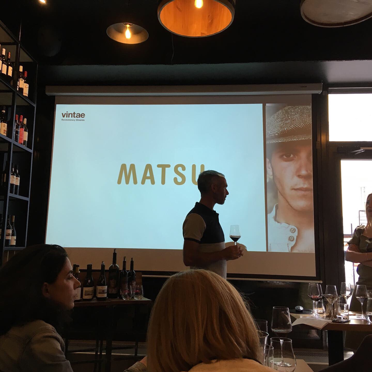 Raul Acha Salazar с бокалом