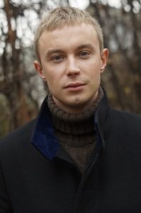 В школе Степе постоянно говорили, чтоюы он брал пример с Маши. Вот она люди выбьется так сказать, а ты будешь дворы подметать