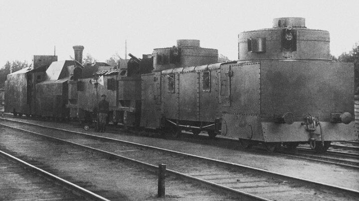 Бронепоезд №12 имени Троцкого, лето 1920 года. На переднем плане «брянская» бронеплощадке, дальше – «сормовская». Названия многочисленным типам бронепоездов и площадок, наделанных во время Гражданской войны, давались условно, по месту их изготовления.