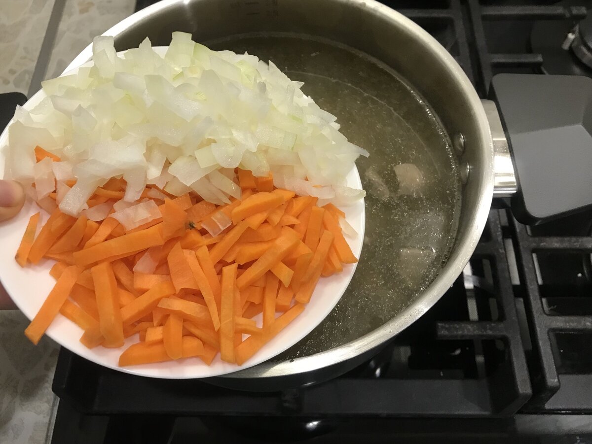 Когда картофель будет готов, добавляем лук и морковь