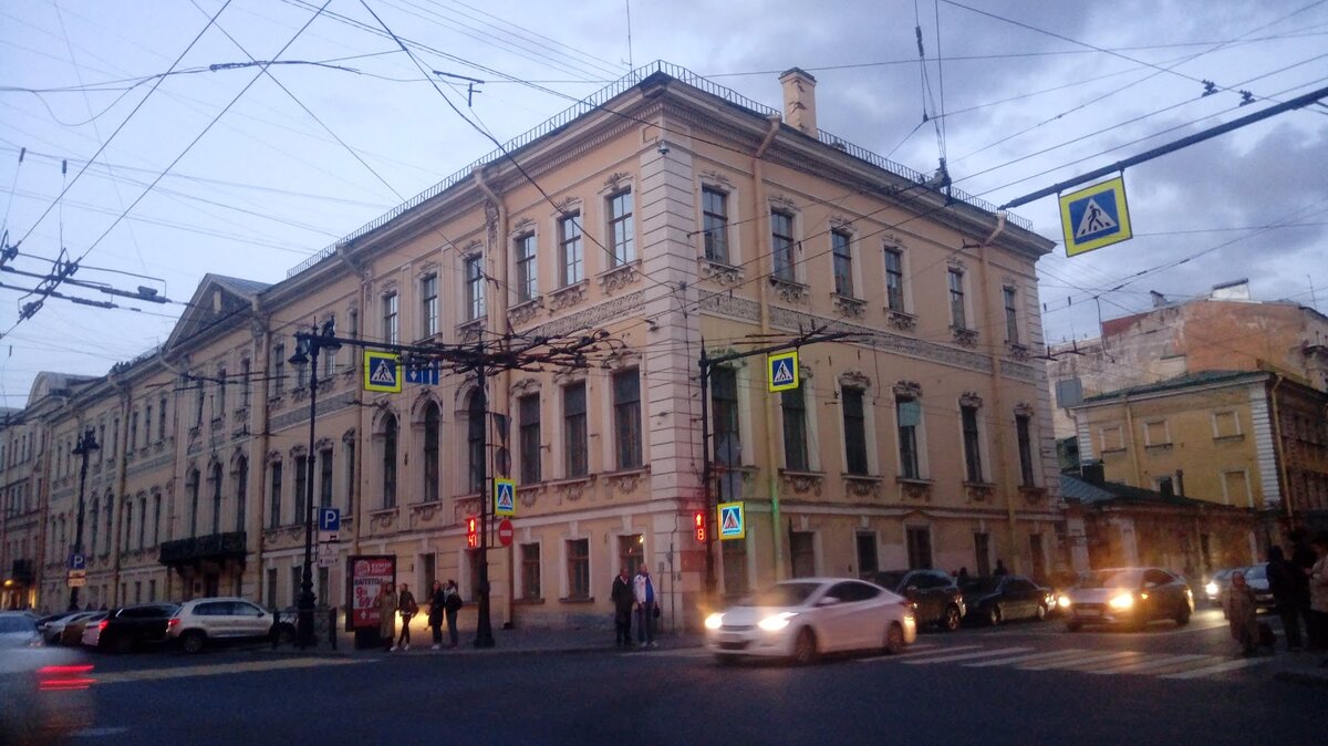  Фото автора:  Дом пиковой дамы, на углу Гороховой Малой Морской улиц.