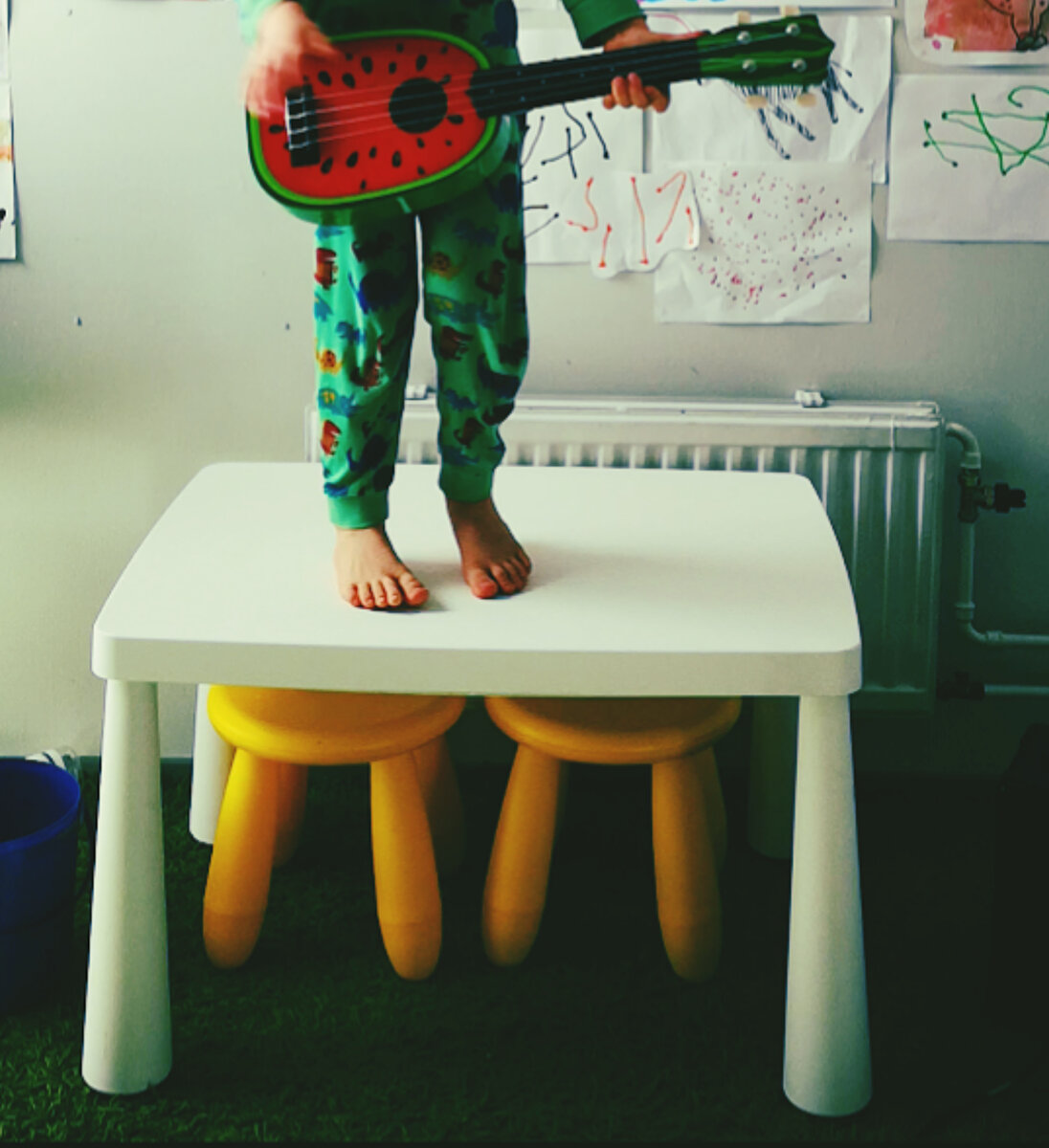 Хорошо, что сцена невысокая. Мой рок-стар концертирует на столе.