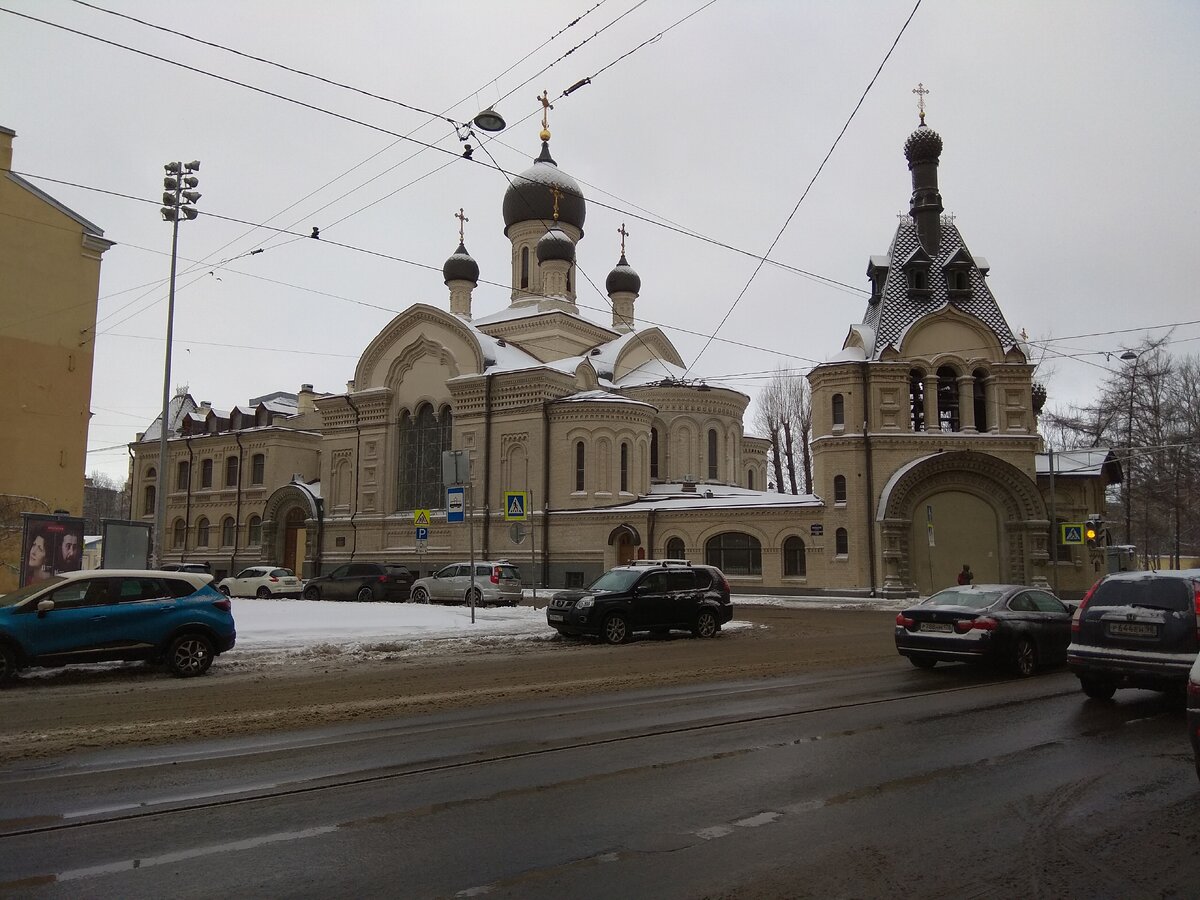 С подворья Валаамского мужского монастыря начинается Нарвский проспект (на фото уходит влево)