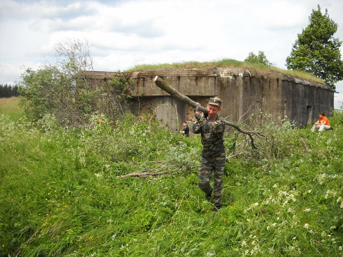 Пулеметный полукапонир № 236 в процессе расчистки