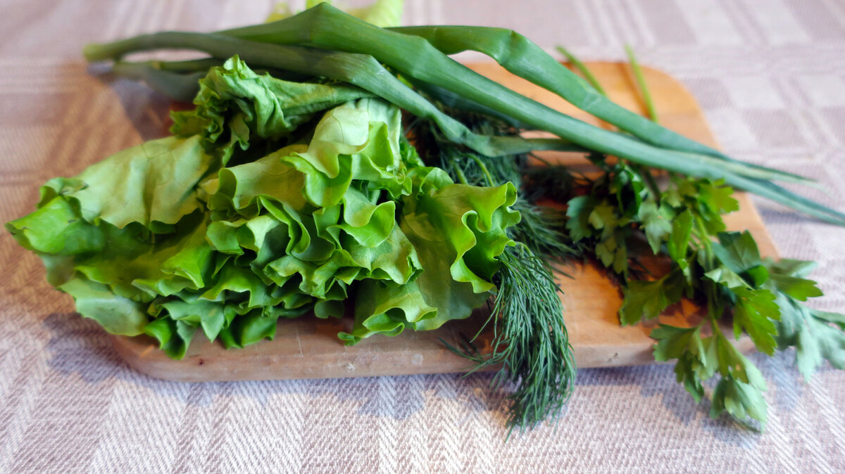 Листья салата, петрушка, укроп, лук зеленый.