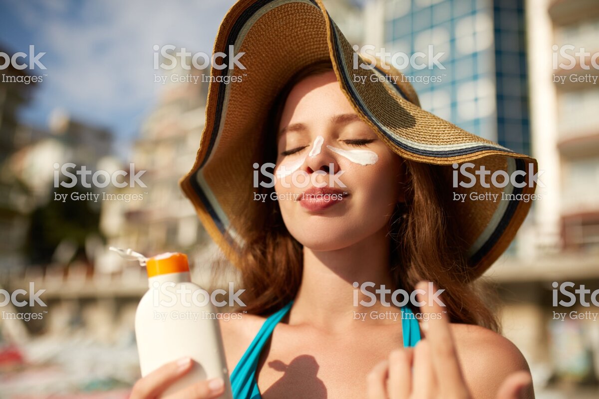 https://www.istockphoto.com/ru/%D1%84%D0%BE%D1%82%D0%BE/suntan-lotion-woman-applying-sunscreen-solar-cream-on-face-beautiful-happy-cute-girl-gm953920500-260429005