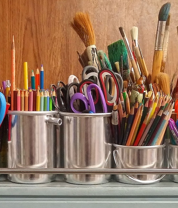https://cdn.pixabay.com/photo/2016/04/12/09/54/art-supplies-1324034_960_720.jpg