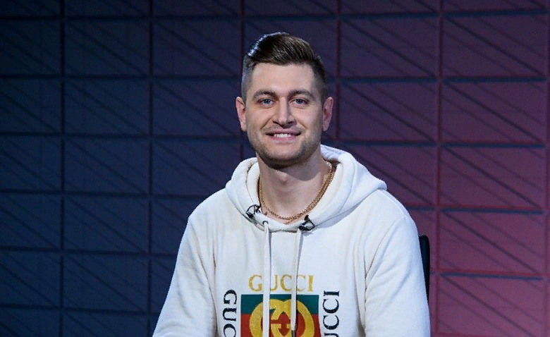 Очень популярный инстаграм блогер.