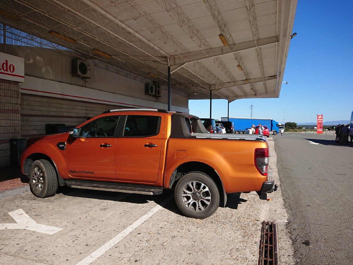 Пикапов полно и в Европе. Вот, например, пикап на заправке на границе между Испанией и Португалией. А ведь, казалось бы, с их ценами на топливо подобных размеров авто никому и в голову не придет покупать...