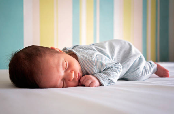 Малыш спит: изображения без лицензионных платежей