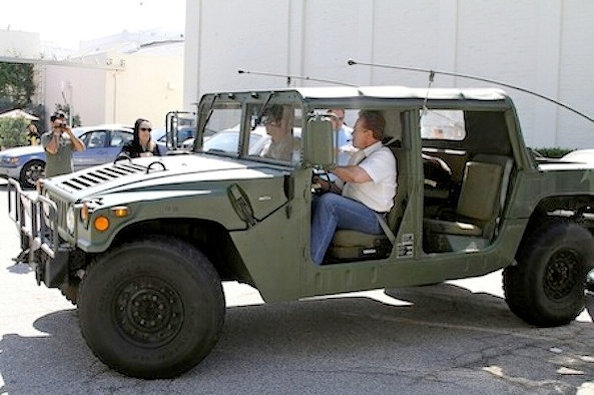 Железный Арни в одном из своих Хаммеров