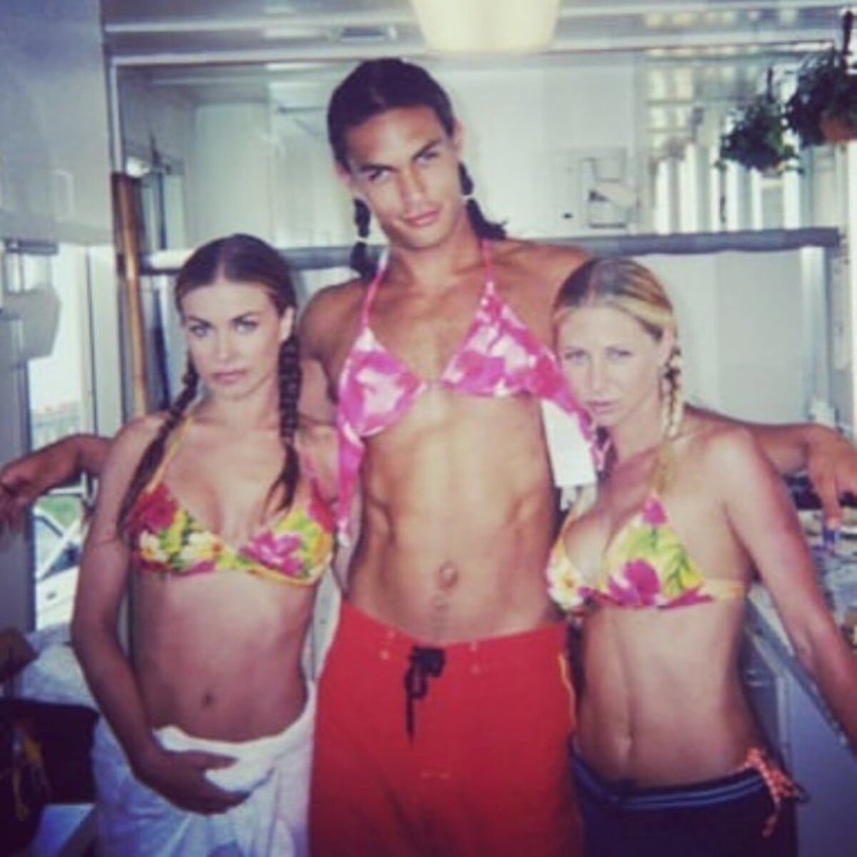 А кто же рядом с ним?