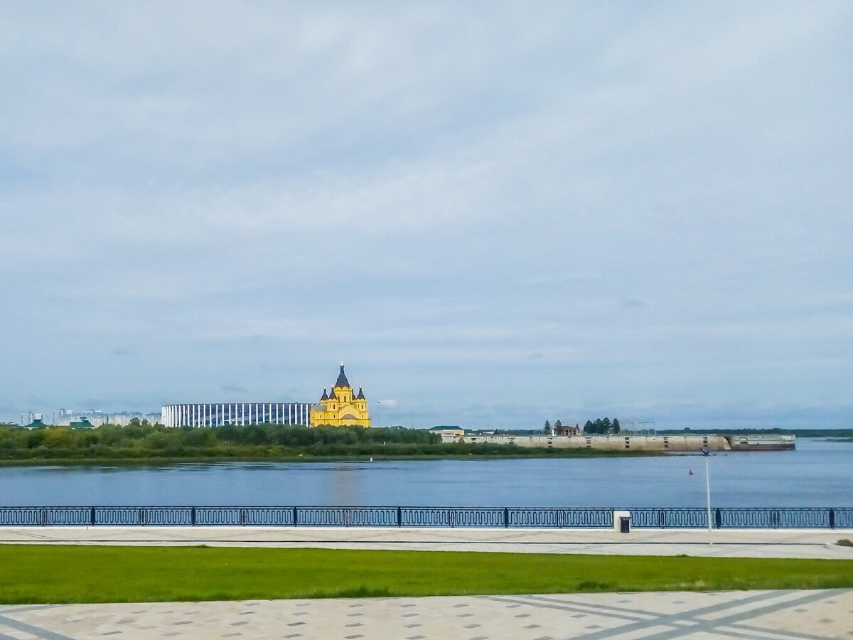 Волга путеводитель. Стрелка Оки и Волги в Нижнем Новгороде. Стрелка Оки и Волги достопримечательности Нижнего Новгорода. Слияние Оки и Волги в Нижнем Новгороде. Встреча Волги и Оки в Нижнем Новгороде.