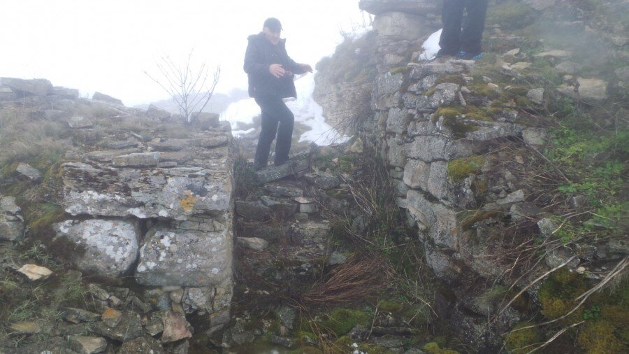  
Ступенчатый вход в подземелье завален камнями 