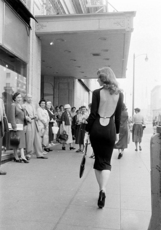 Модель Викки Дуган по прозвищу "Спинка": у подруги Высокого блондина в черном ботинке была не менее изящная предшественница. 