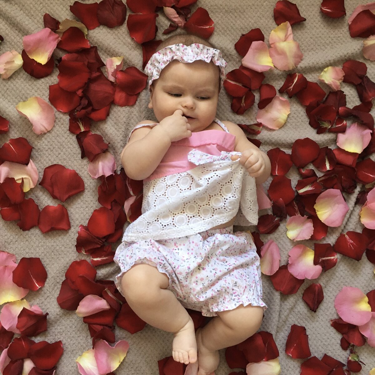 Зуб вылез со стороны, где палец.