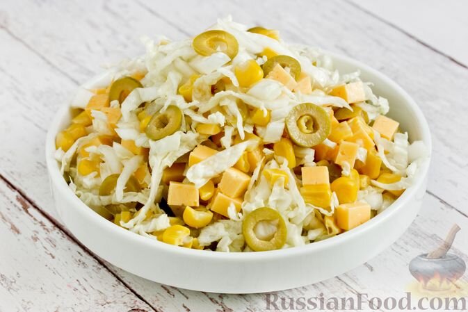 капуста пекинская, сыр твёрдый, кукуруза консервированная, оливки, сок лимона, масло подсолнечное, соль