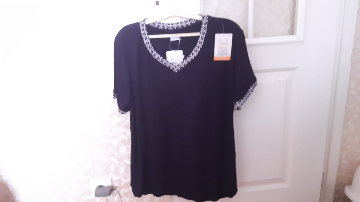 Вот эта футболочка приглянулась сразу. Выглядит как обычная майка. Но внутри у нее подшит плотно прилегающий к телу лифчик, куда удобно вставить экзопротез так, что никто ни о чем не догадается. Очень удобно, например, в отеле, на даче при посторонних - в качестве ночного белья. Да и днем можно ходить. Ткань приятная, шелковистая. В жару самое то.