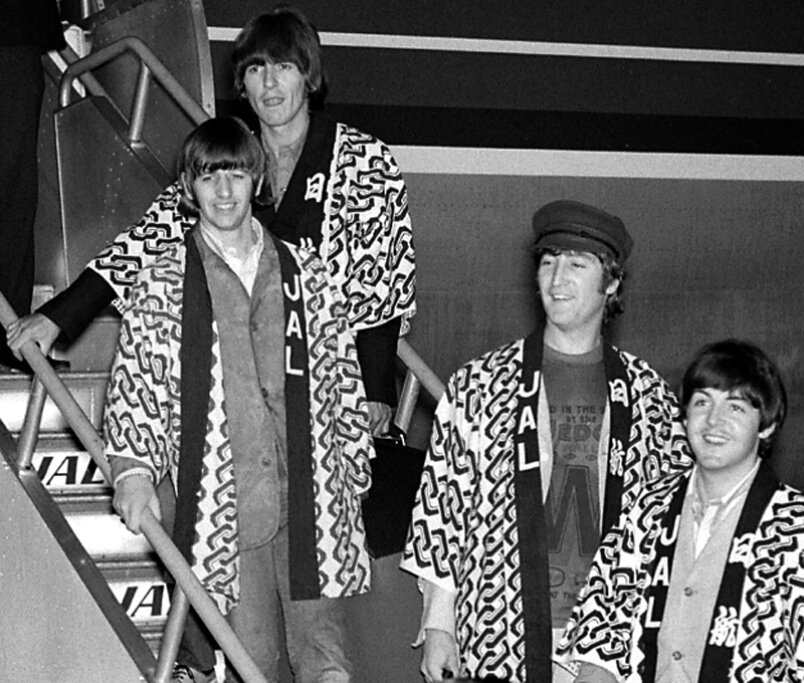 Участники  The Beatles в аэропорту Ханэда, Япония (июнь 1966 года)