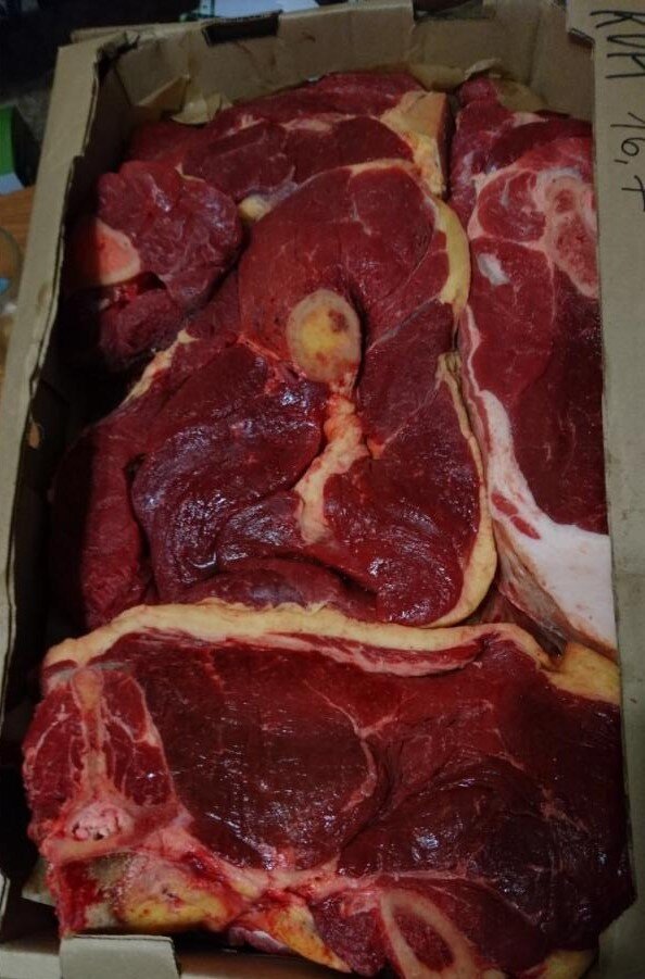 На фото мясо конины которую я заказывал на интернет сайте Воскресной ярмарки,  Кстати очень хорошее мясо!