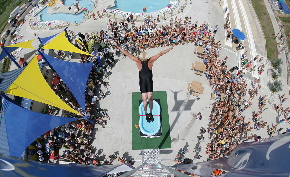 Невероятные достижения. Даррен Тейлор мировой рекорд. Даррен Тейлор мировой рекорд прыжков в мелководье. Профессор Splash. Невероятный прыжок.