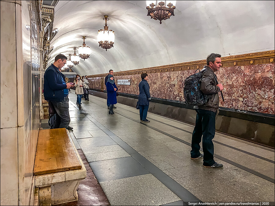 Ситуация в московском метро: люди все больше начинают бояться подходить близко друг к другу