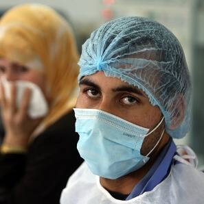 Коронавирус человека CoV типа выделяется у больных, проживающих в странах Аравийского полуострова – по-видимому, это естественный резервуар заболевания. Природным источником инфекции для людей являются верблюды. Считается, что первичным источником CoV вируса были летучие мыши, которые передали его верблюдам, а от тех в свою очередь заразились люди. Возбудитель MERS в настоящее время изучен недостаточно, однако считается, что заразиться можно в основном при контакте с больным животным. MERS передается от человека к человеку контактным путем, однако заразиться можно только при длительном и тесном контакте.