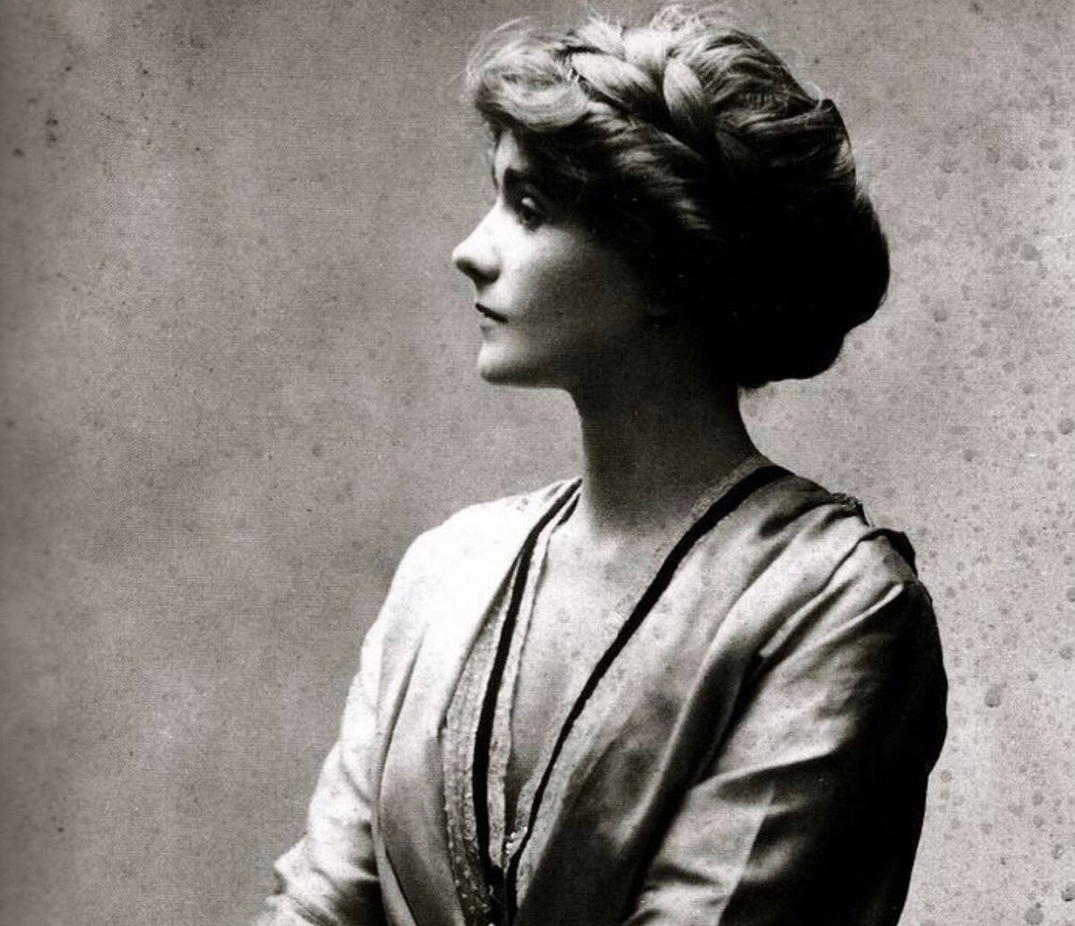 Коко в 17 лет. До фирменной короткой стрижки у нее были длинные волосы, которые она заплетала в косы и укладывала на голове