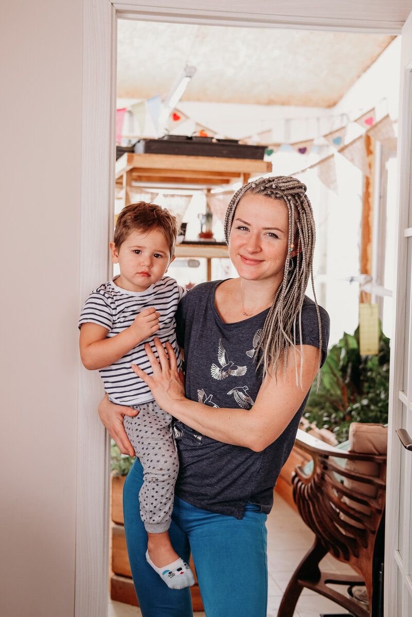 А это я сегодня, с сыном на пороге своей домашней оранжереи