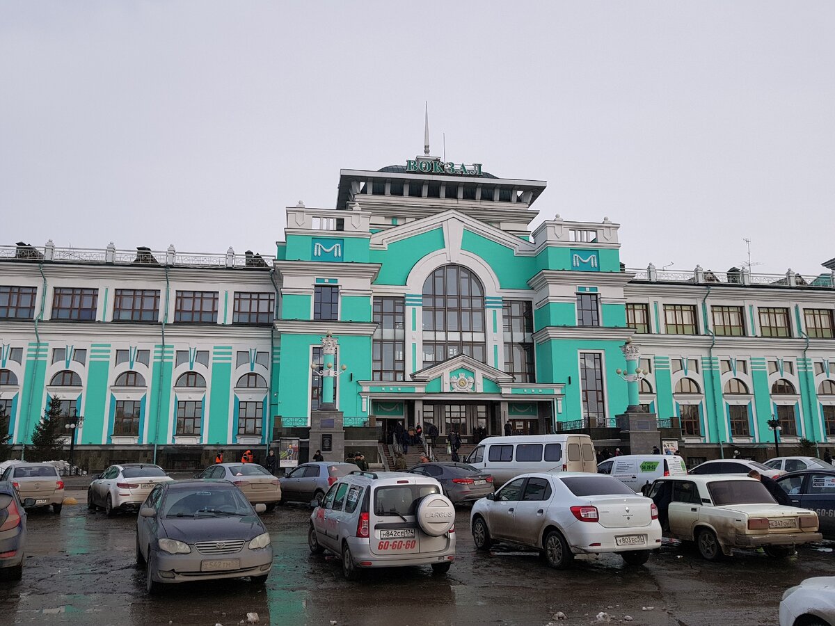 Вокзал Омск пассажирский. ЖД вокзал Омск 2022. Вокзал Омск Лобачев. Улицы у ЖД вокзала Омска.