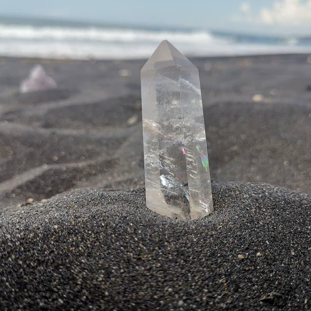 Похожа мысль на кристалл, что в воду упадёт, Достань и отшлифуй, иначе, просто пропадёт.
Куда-то, навсегда к другому, кто думает, уйдёт.
Возможно, растворится там, и вовсе пропадёт (с) Александр Шевченко 