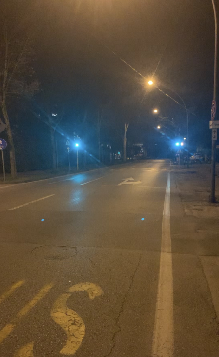 Одна из центральных улиц города, пустынно как никогда