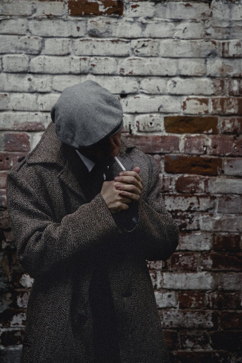 Фактурная кирпичная стена старого дома и"Острый козырек"