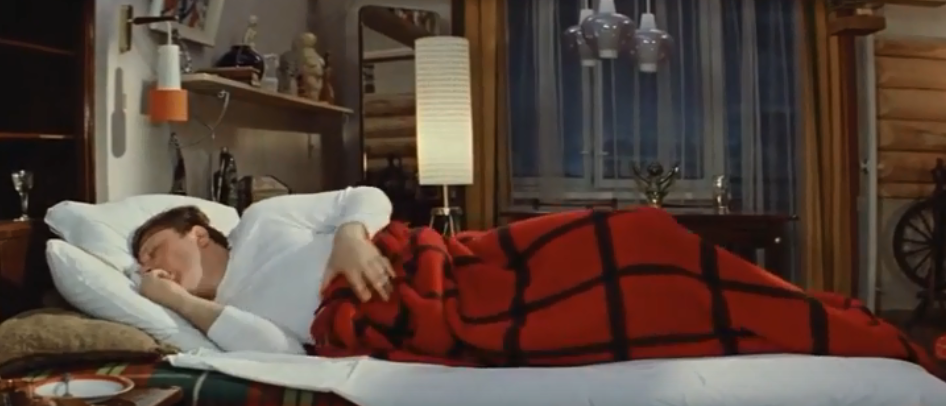 У Геши весьма приличная отдельная квартира. Cкриншот. Источник - YouTube.