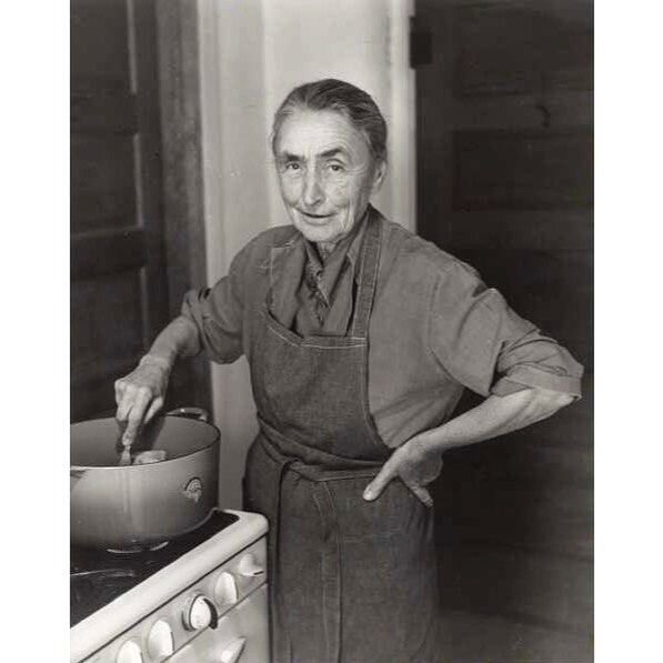 Джорджия О’Кифф на кухне.