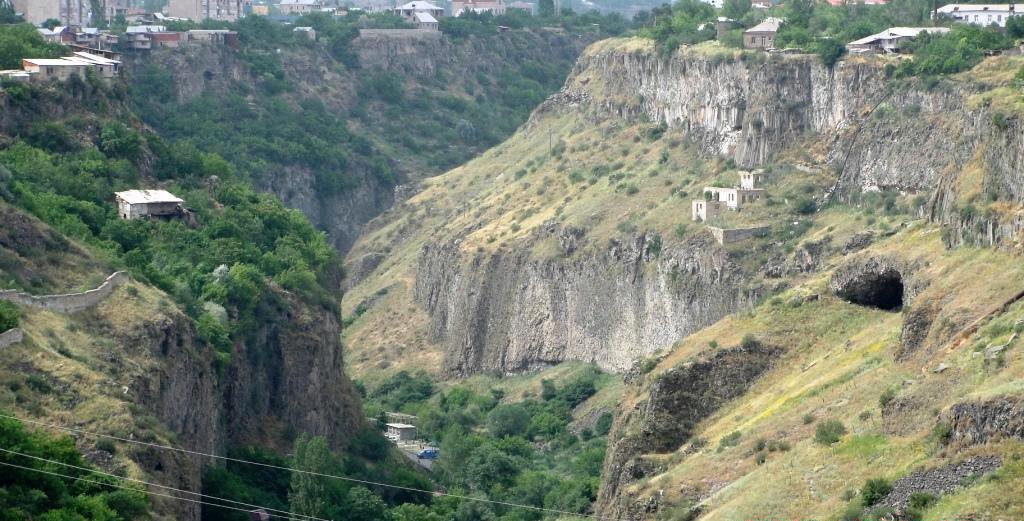 На фото справа село Арзни, слева Нор Ачин.