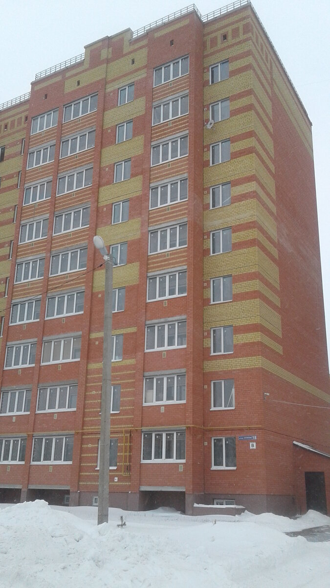 Как раз на первом этаже 2 окна справа.