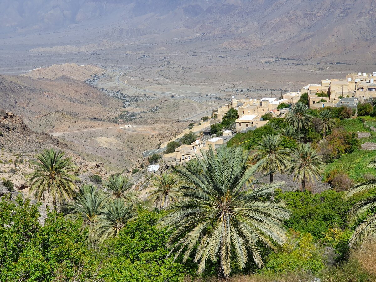 Вид на Вади Мисталь со смотровой площадки в деревне Вакан